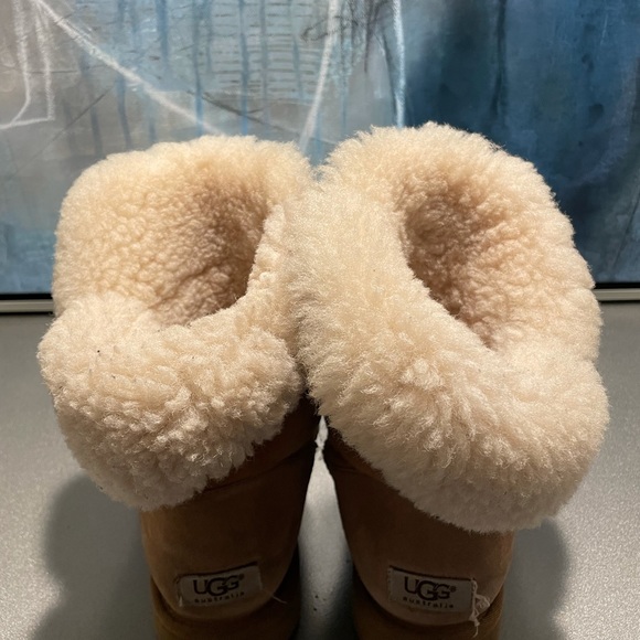 Authentic UGG boots.. Size 8. - Picture 4 of 5